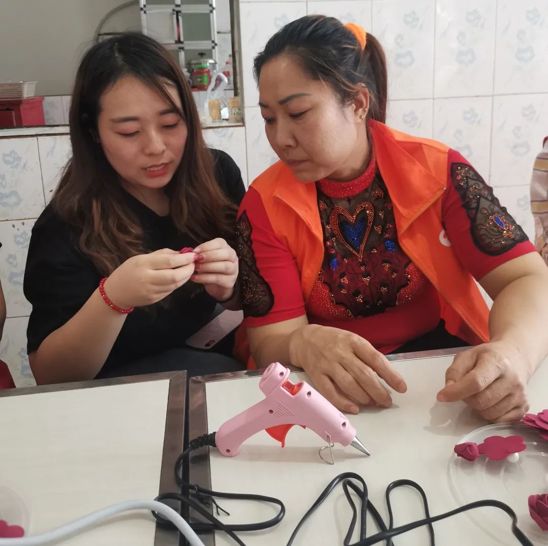 如常集团pe花手工制作培训班走进云南元谋县!